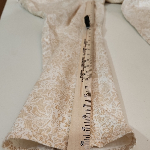 Chicos Platinum Denim Pants Womens  Size 1.5 M Lace Cream Pattern Ultimate Fit - Picture 10 of 11